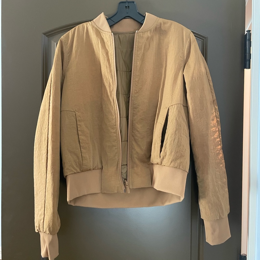 Lululemon bombed jacket Non stop cotton quilted reverse.Gently used. Like new